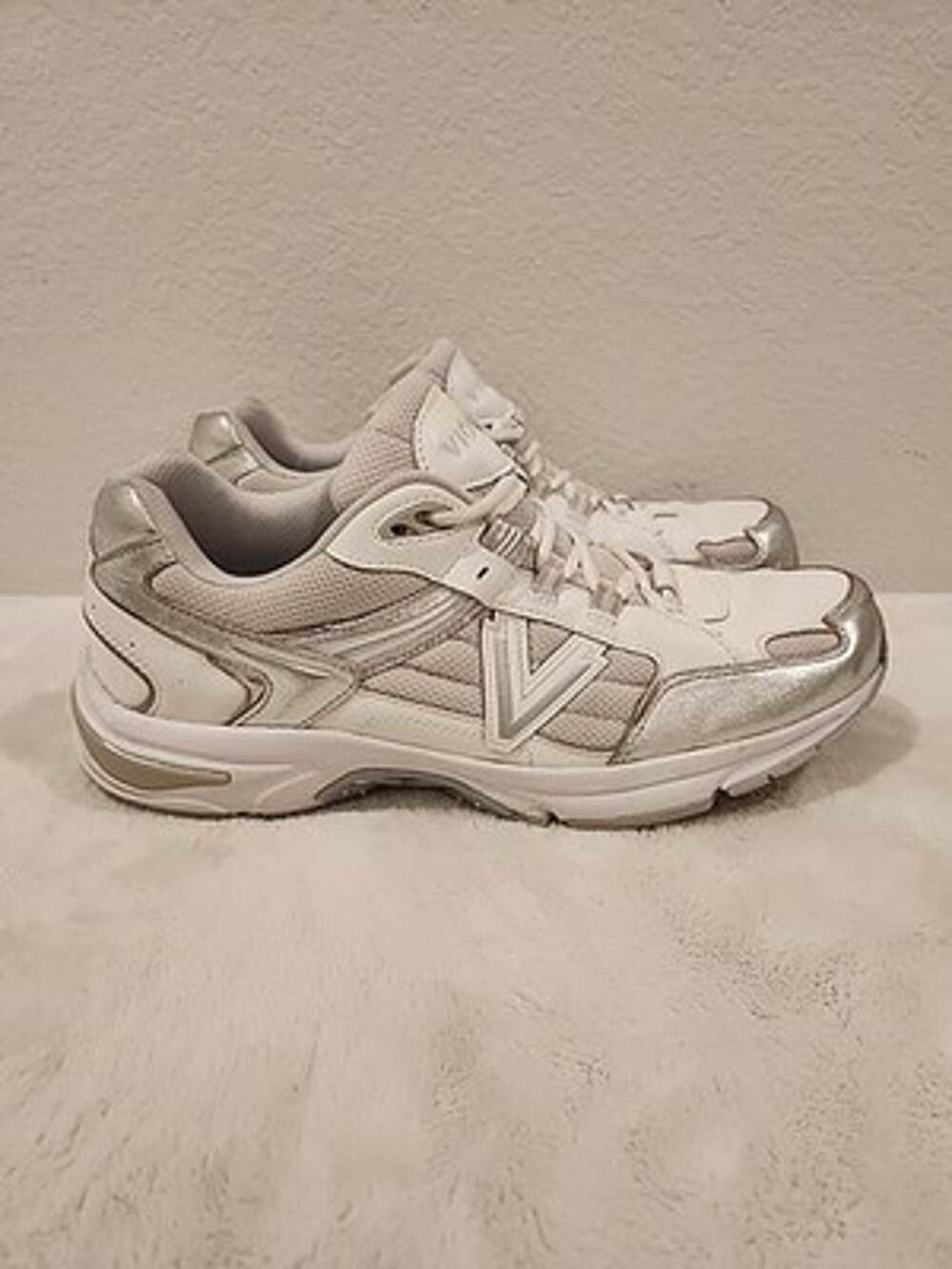Vionic 23Walk 2.0 women's 11 walking sneaker Shoe White Silver